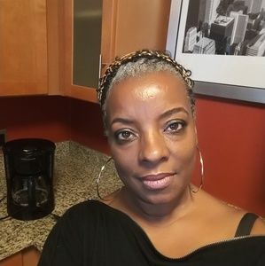 Meet your Posher, Cynthia